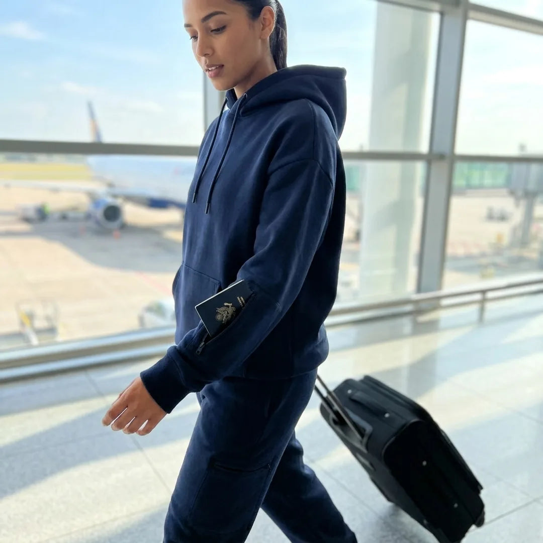 Buzo VOYRA azul navy con el pasaporte en el bolsillo de la manga